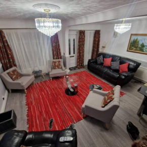 4 Bedroom Luxury Home with Garden in East London